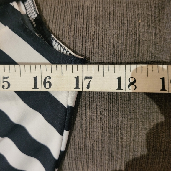 Frank Lyman Design Black and White Striped Women's Top - Picture 5 of 5